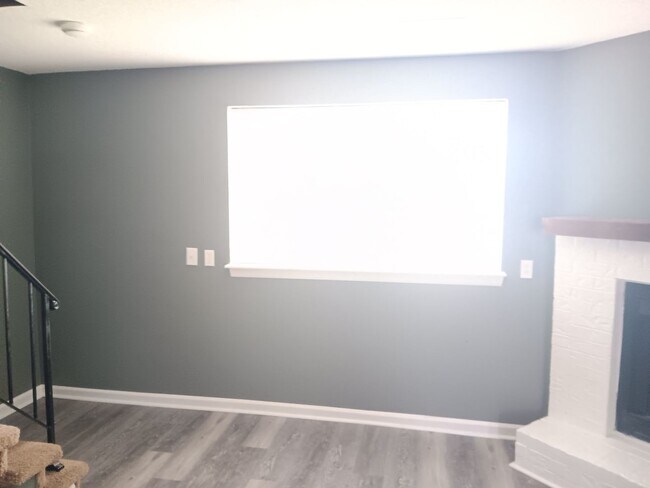 Building Photo - Spacious 3-bedroom, 1.5-bath townhome available