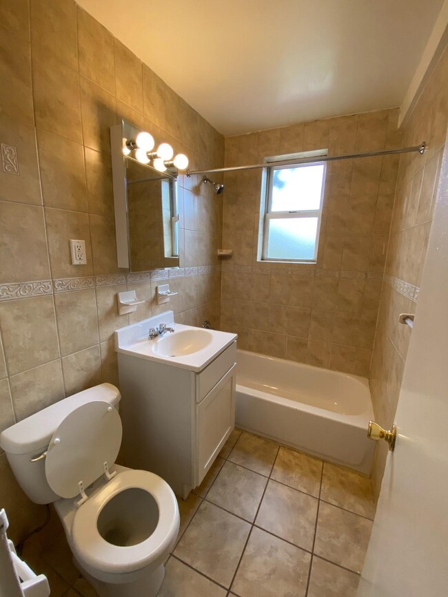 Building Photo - 675 Tysens Lane