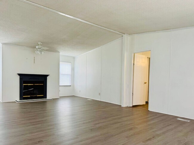 Building Photo - Convenient Countryside Living - Henderson NC