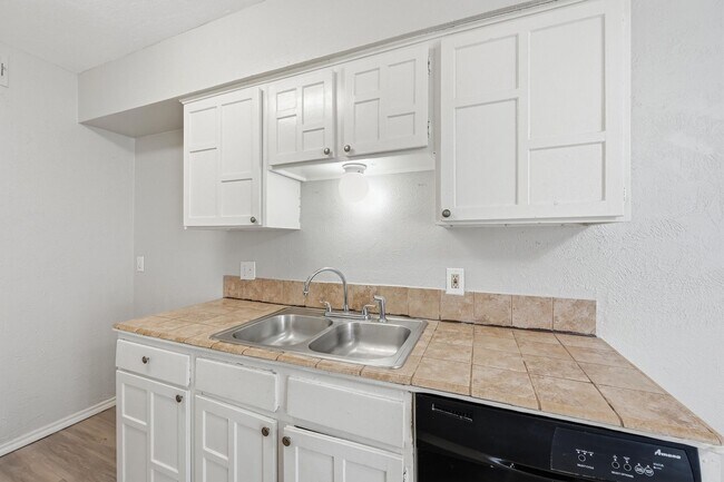 Building Photo - Beautifully Updated 3 Bed, 2 Bath Home