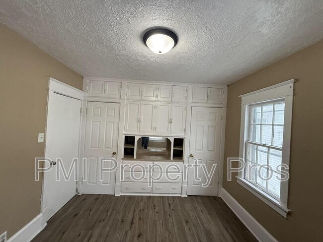 Building Photo - 6901 N 42nd St