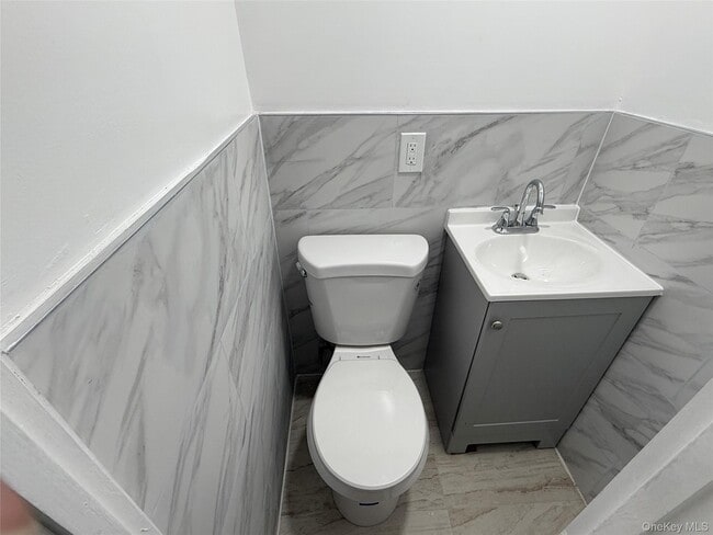 Building Photo - 733 Warwick St