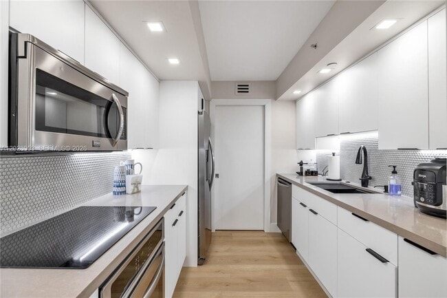Building Photo - 6917 Collins Ave