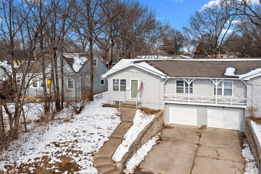 Building Photo - 906 E 84th St