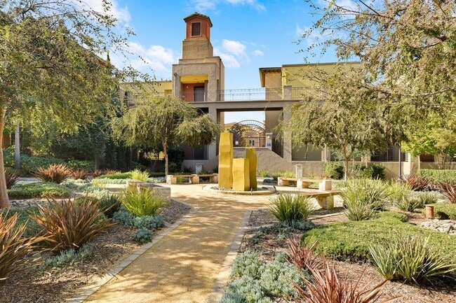 Building Photo - 2 bedroom 2 bathroom condo in Uptown District!