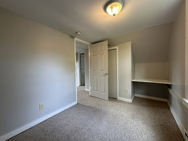 Building Photo - 2122 Elston St