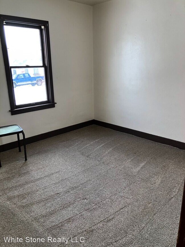Building Photo - 2 br, 1 bath House - 911 W. Maple St. #2