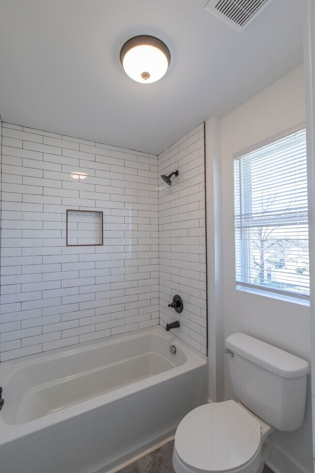 Building Photo - 3 Bed 2.5 Bath Single-Family Urban Home