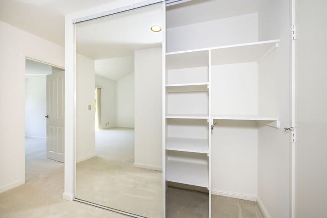 Building Photo - Lovingly Maintained 1 Bed, 1 Bath Condo in...