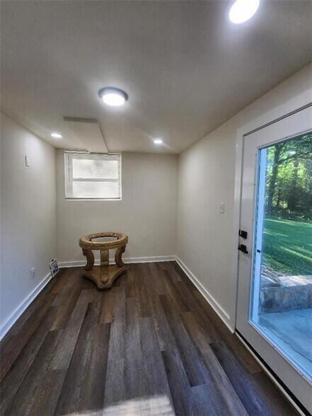 Building Photo - 302 Kelso Dr SW