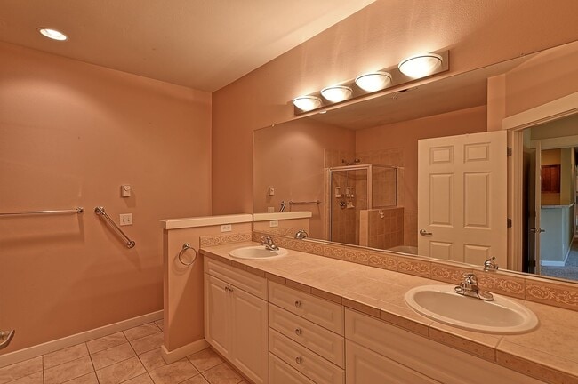 Building Photo - Mukilteo Golf Course View Condo – Modern C...