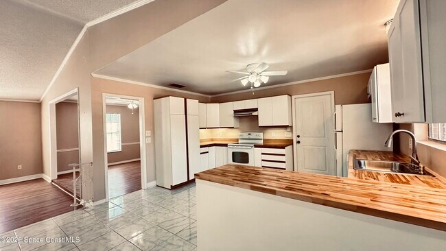 Building Photo - 301 Nesbitt St