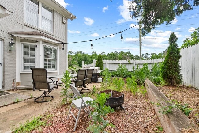 Building Photo - Nice 2 Bed 2.5 Bath House! Available Fall 2026!