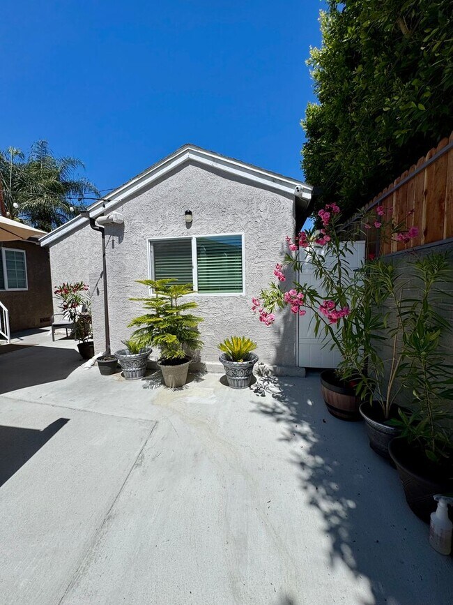 Building Photo - Upgraded 1 bedroom 1 bathroom, Great Glendale Location