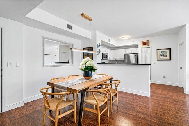 Building Photo - 720 S Sapodilla Ave