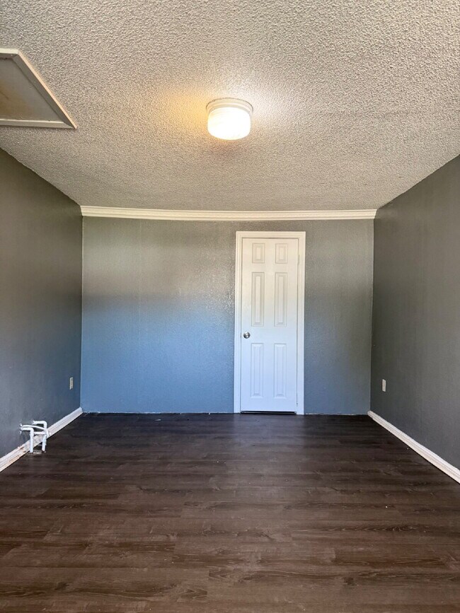 Building Photo - Steps from Beautiful  Park, Bonus Room & Central Lubbock Living!