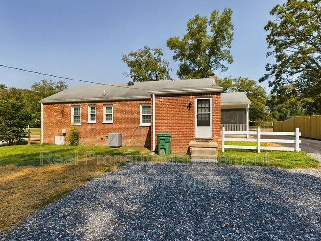 Building Photo - 709 N Parham Rd