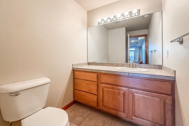 Building Photo - Beautiful 4-Bedroom Townhome in South Richland