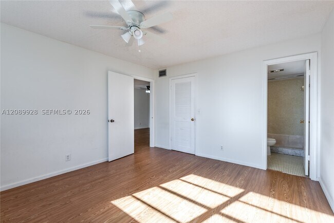 Building Photo - 9949 SW Sandalfoot Blvd