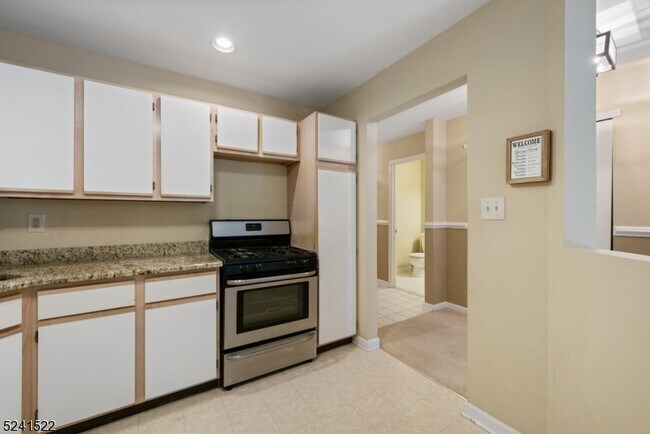 Building Photo - 45 Maple Ln