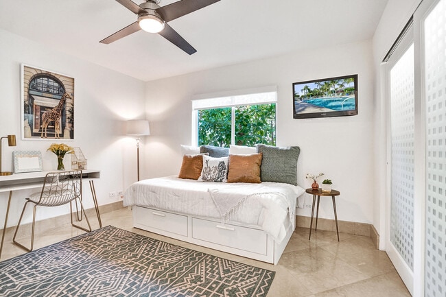 Building Photo - 1212 Hillsboro Mile