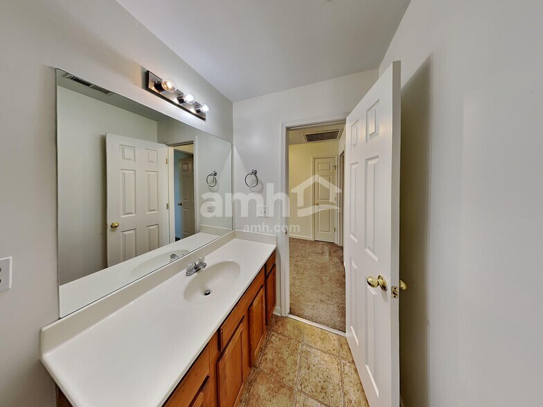 Building Photo - 1042 Vanguard Dr