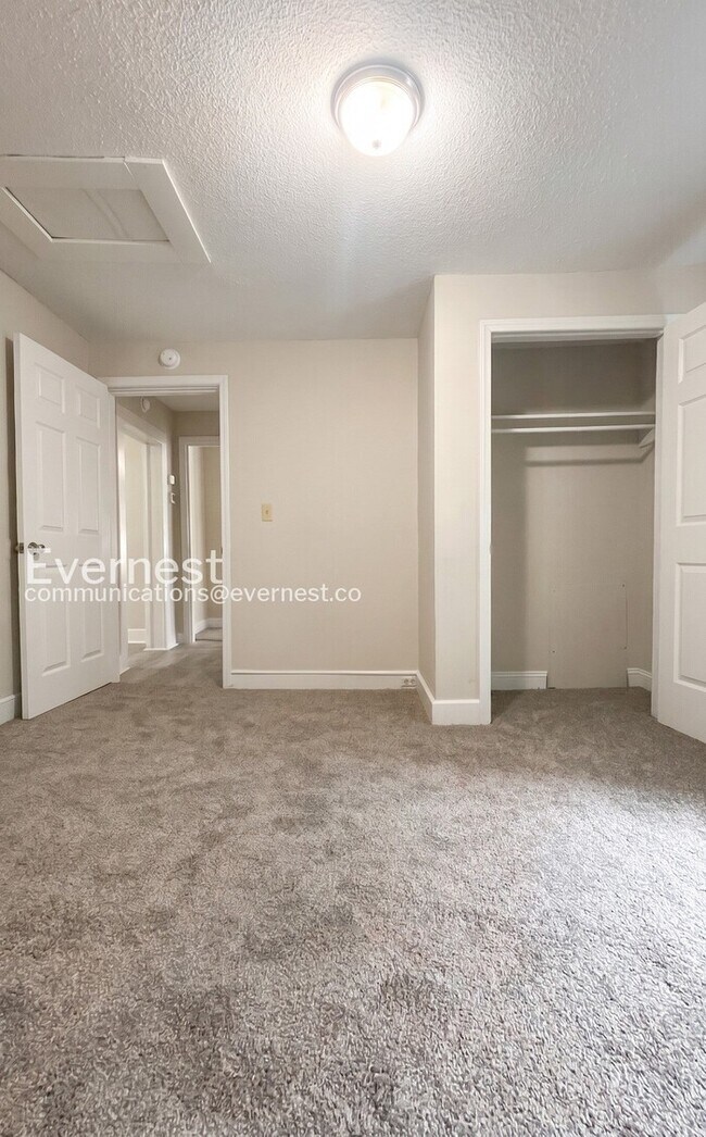 Building Photo - 2 Bed, 1 Bath Home with Off-Street Parking / Vouchers Accepted / Available Now!