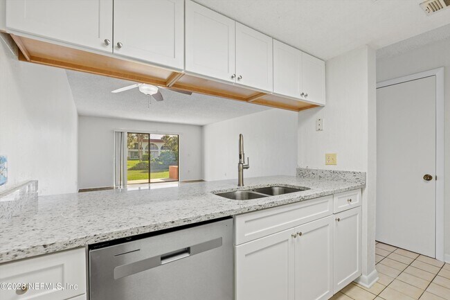 Building Photo - 11 Dondanville Rd