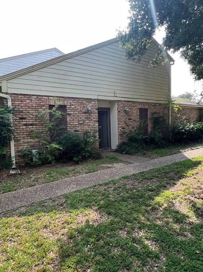 Building Photo - West Shreveport Available October 1st!