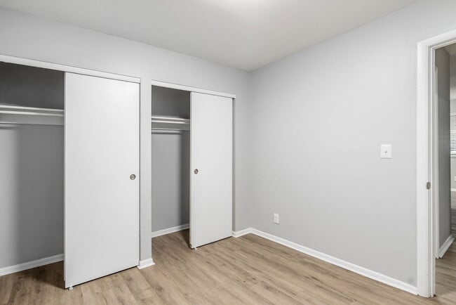 Building Photo - 558 Riverview Dr