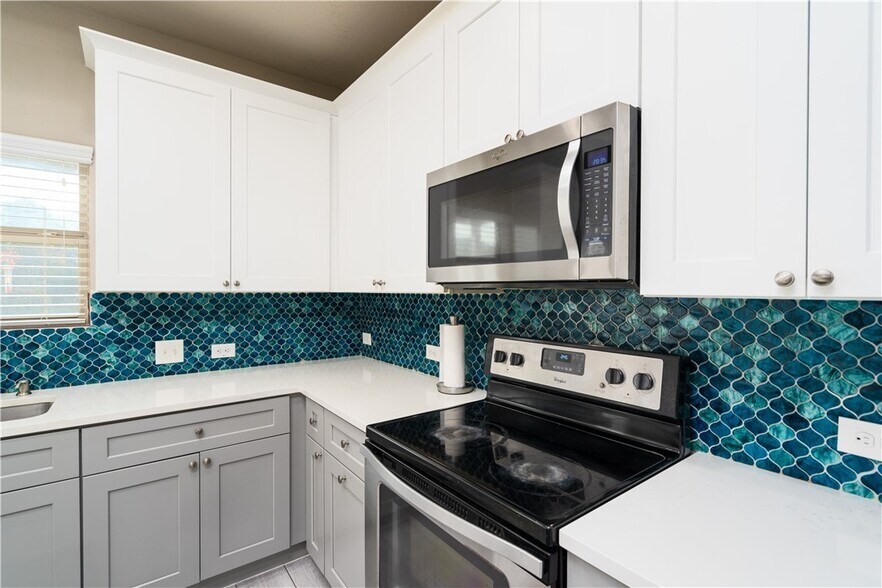 Kitchen - 3240 E Whitestone Blvd