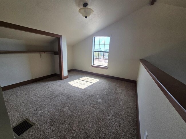 Building Photo - 143 Spring Hollow Trail