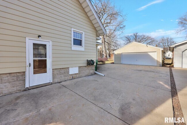 Building Photo - 2601 W Kenwood Ave