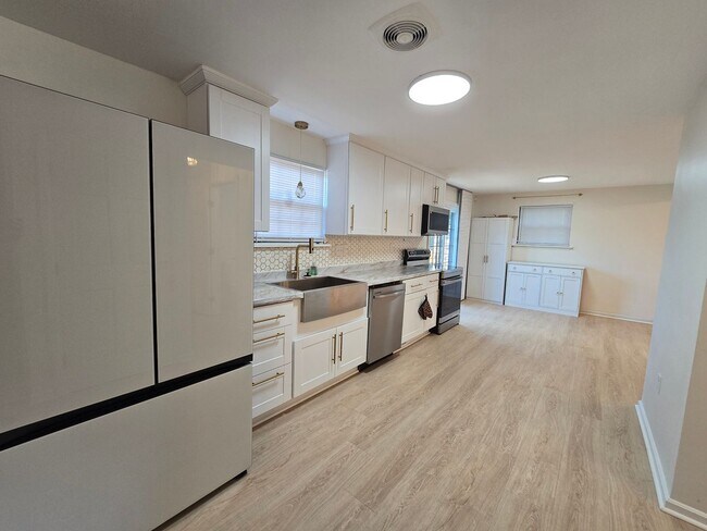 Building Photo - 454 Colonial Dr