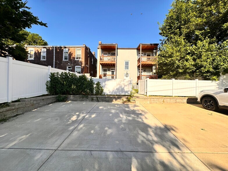 Building Photo - 3133 Lackland Ave
