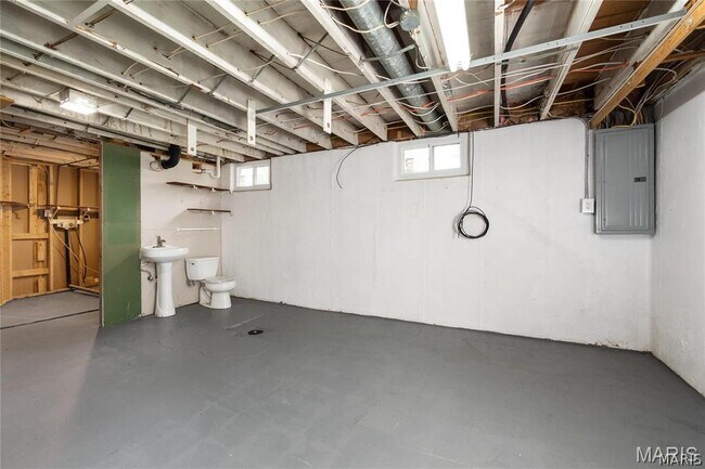 Building Photo - 9731 Twincrest Dr