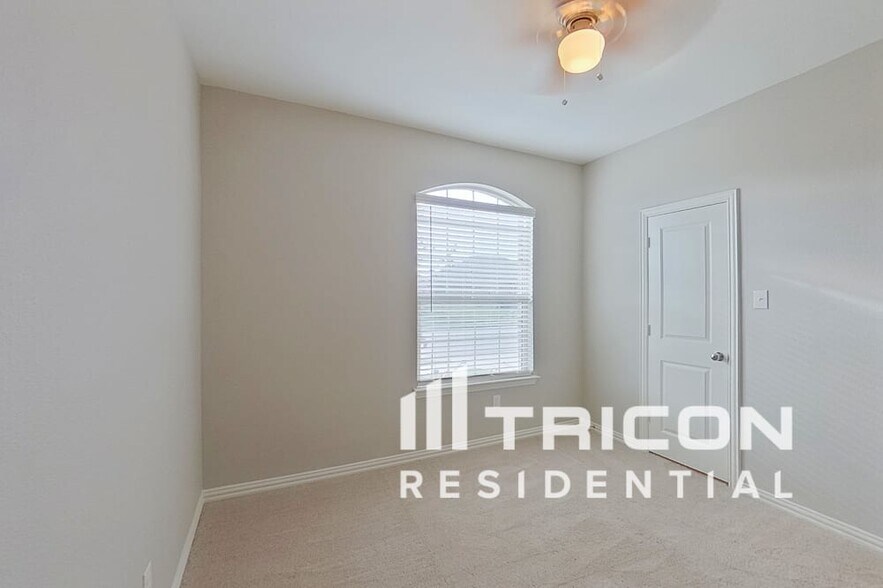 Building Photo - 235 Jenkinson Dr