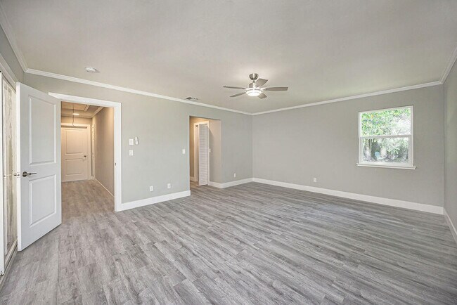 Building Photo - 300 Riomar Dr