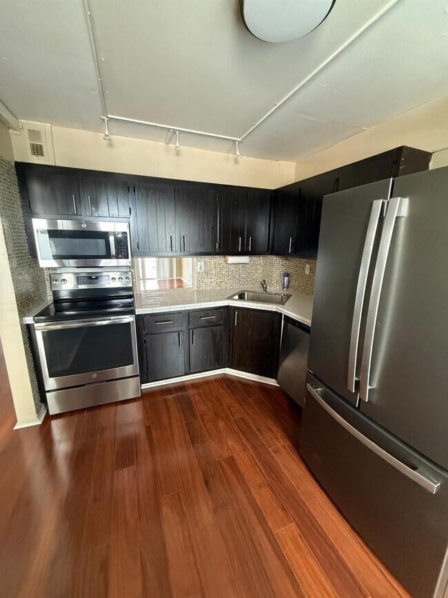 Building Photo - 1075 NE Miami Gardens Dr