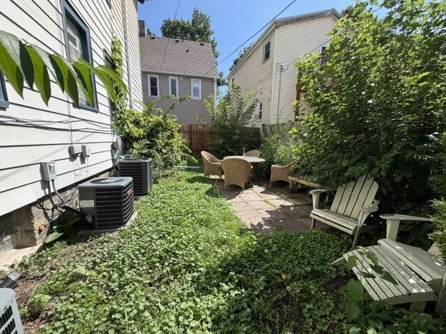 Building Photo - 1623 E Webster Pl