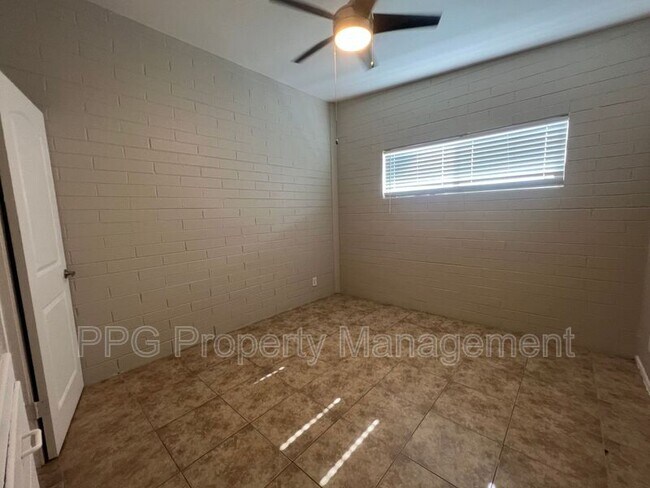 Building Photo - 906 S Mariana St