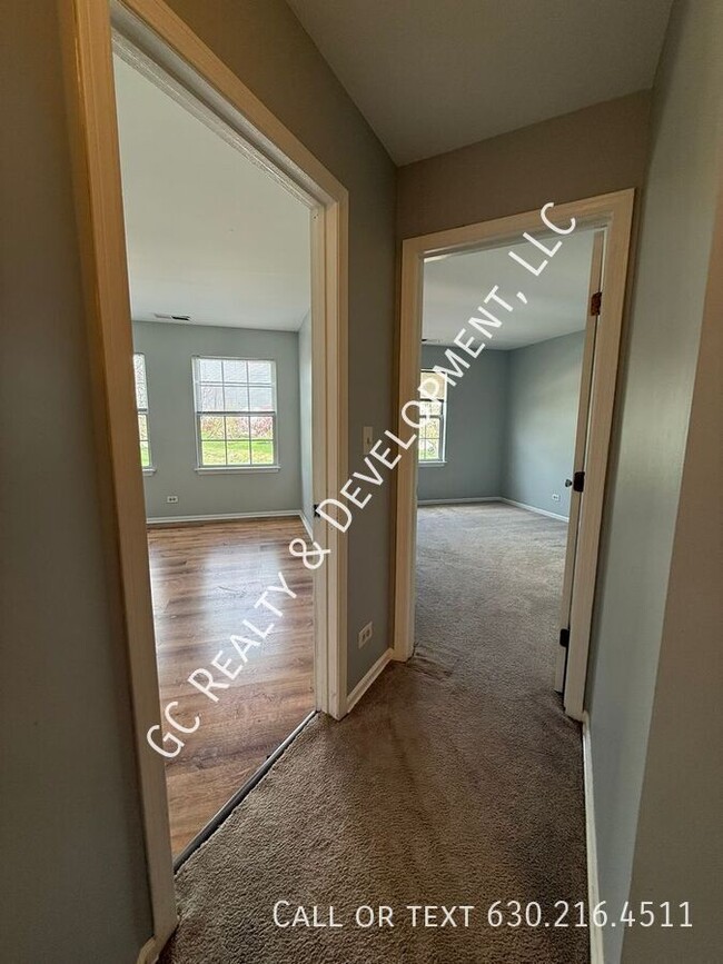 Building Photo - 671 W Streamwood Blvd