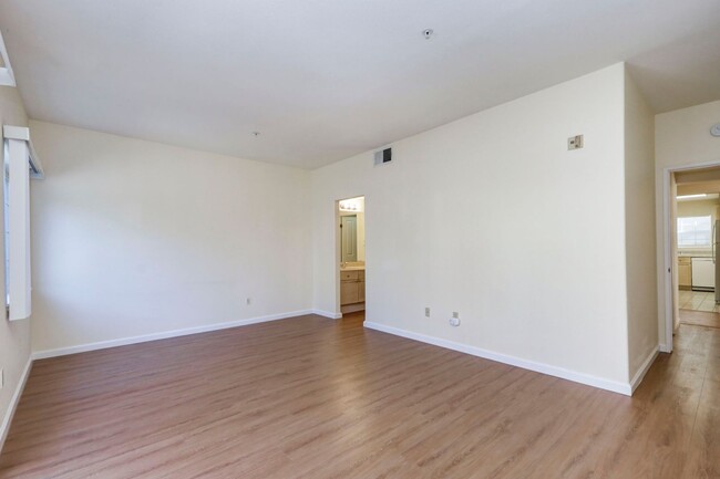 Building Photo - Large 2 Bed/2 Bath San Mateo condo near do...