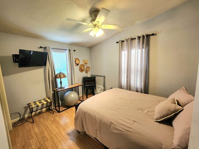 Building Photo - Top floor, corner unit condo off Shore Drive just two blocks from the bay!