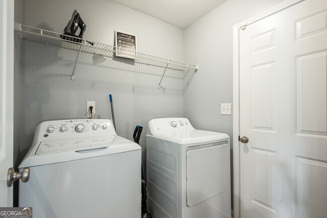 Building Photo - 18 Larkspur Ln SE