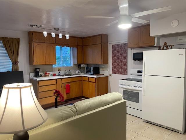 Kitchen has lots of convenient appliances - 5921 E Boston St