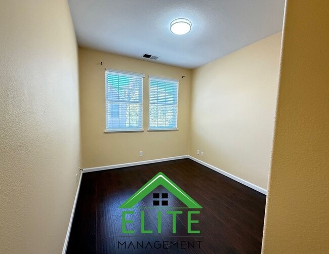 Building Photo - **Spacious and Updated Townhome in Desirab...