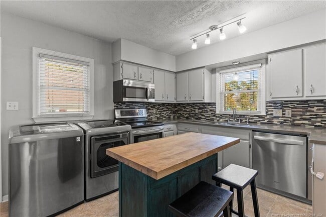 Building Photo - 1001 Anarine Rd