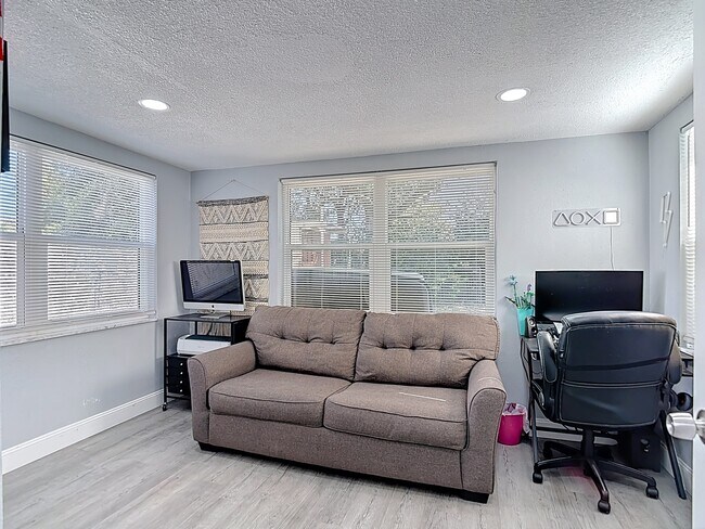 Building Photo - 5913 Appletree Rd