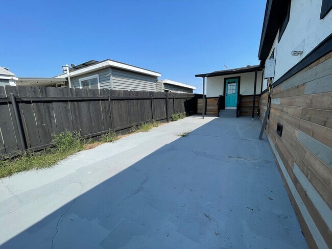 Building Photo - 1846 Klauber Ave